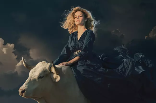 Hazel Brugger auf einen Stier. Bild für ihre Europa Tour 'Good Evening Europe'