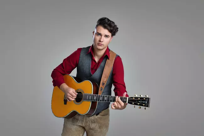 Chris Steger mit Gitarre