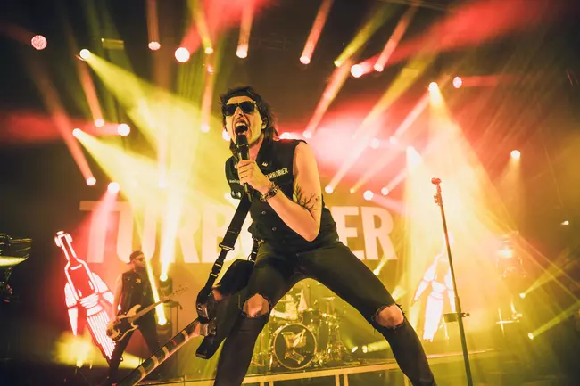 Dominik Wlazny alias Marco Pogo auf der Bühne mit der Punkrock-Band Turbobier