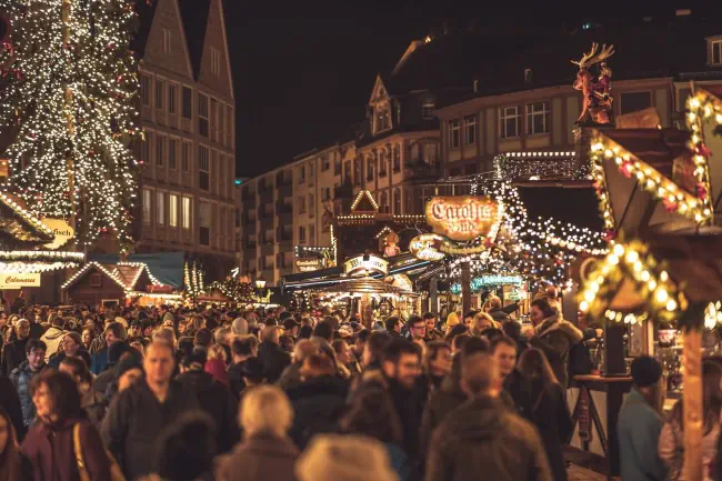 Adventmarkt mit sher vielen Besuchern.