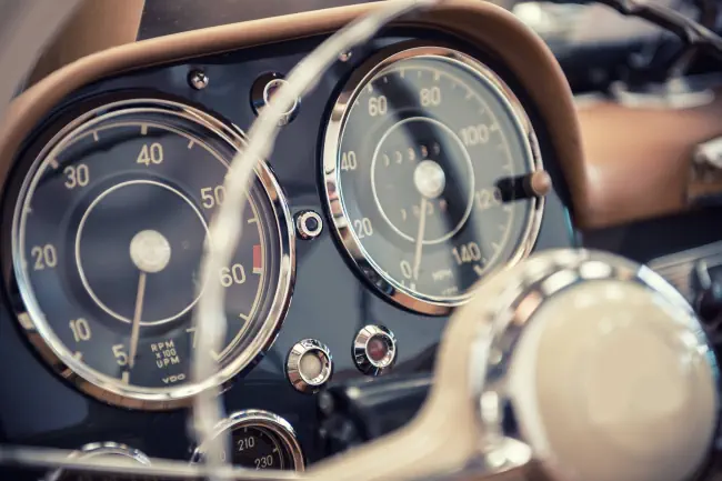 Nahaufnahme auf einem Armaturenbrett eines Vintage-Wagens