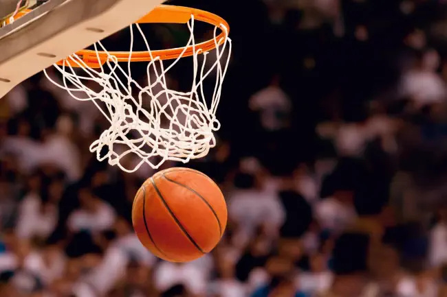 Basketball wird gerade im Korb versenkt.