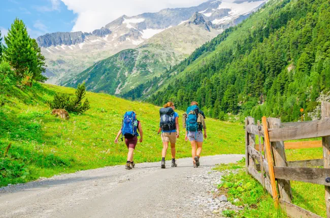Die Gruppe der Touristen und Snowboarder steht im Skigebiet.