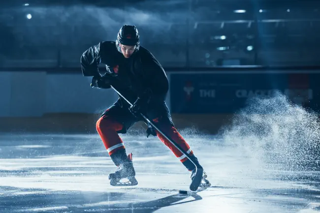 Professional Player Training allein. Schlittschuhe, Übung Shooting, Hitting, Stricken Sie den Puck mit Hockey Sticks.
