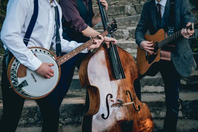 Trio der Musiker mit Gitarre, Banjo und Kontrabass