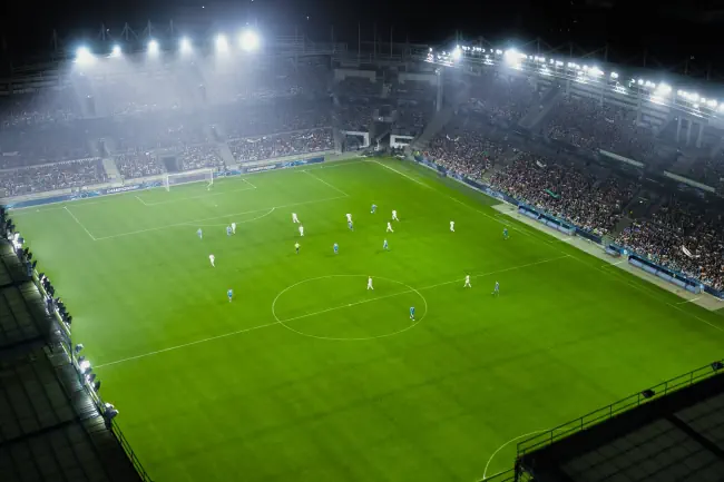 Luftaufnahmen eines ganzen Stadions mit Fußballmeisterschaften. Teams spielen, Menge Fans jubeln. Fußball-Turnier, Cup-Broadcast. Sport-Channel-Fernsehen, Screen-Inhalte.