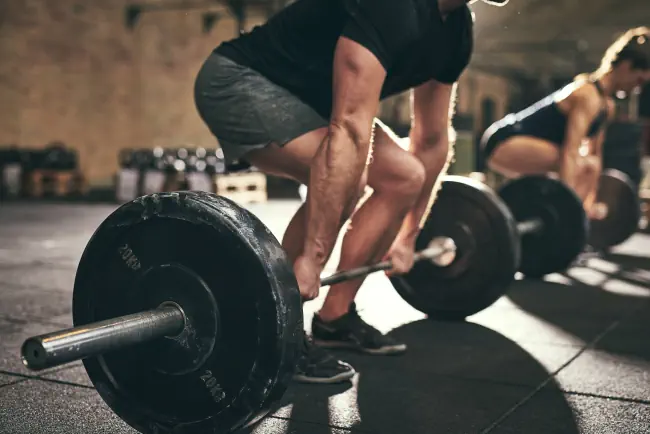 Geeignet für Menschen, die eine Bewegung im Fitnessraum durchführen. Horizontaler Innenaufschlag