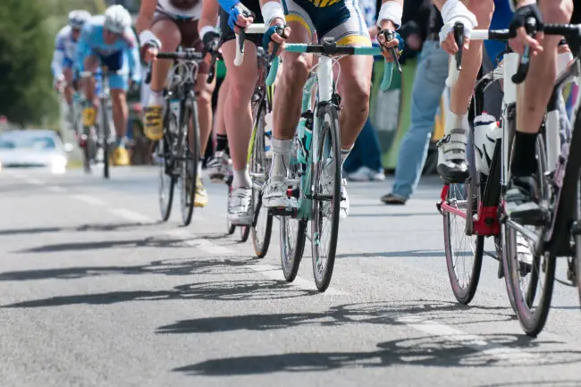 Gruppe von Radfahrern bei einem Radrennen.