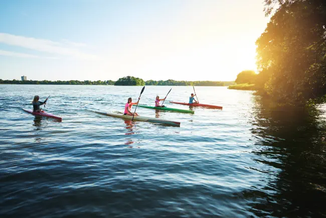 Kayak Gruppe auf einem See.
