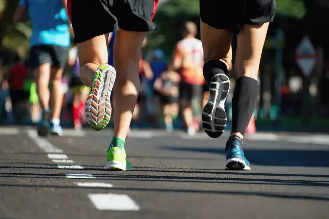 Marathon-Laufrennen, Leute Fuß auf der Stadtstraße