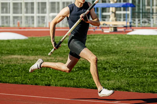 Anlauf-Athleten-Jumper-Versuchspolle bei Athletik