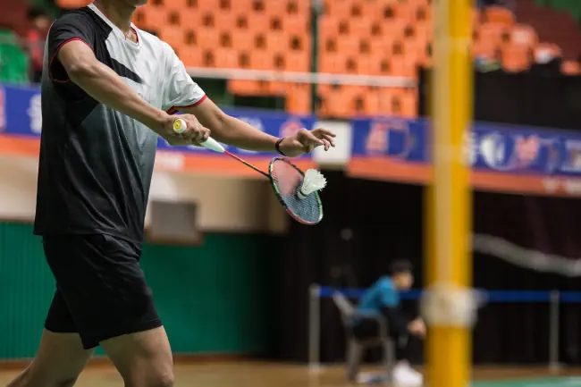 Badminton auf Badminton Court spielen
