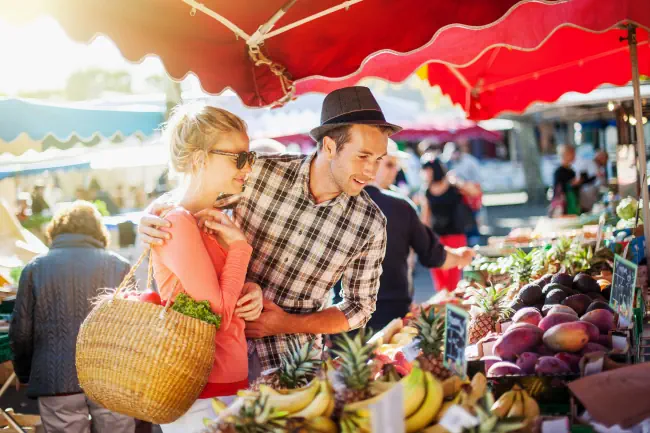 Paar auf einem Obst-/Gemüsemarkt.