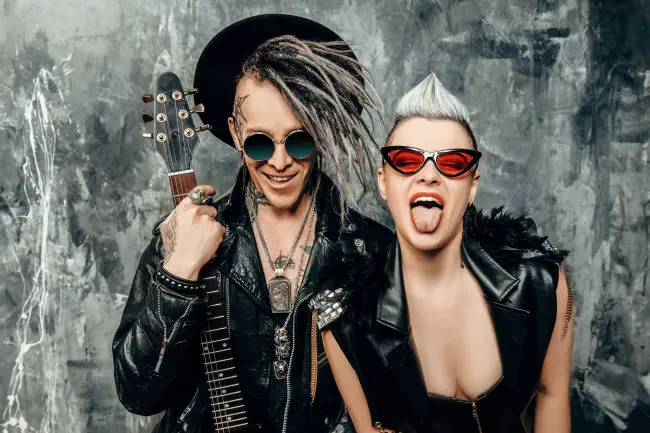 Ein Portrait von zwei stilvollen Punk-Leuten. Moderne Männer Mode, Rockmusiker.