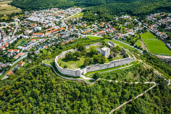 Draufsicht von Hainburg an der Donau, im Bezirk Bruck an der Leitha. Klicke hier um auf die Seite Veranstaltungen in Bruck an der Leitha zu wechseln