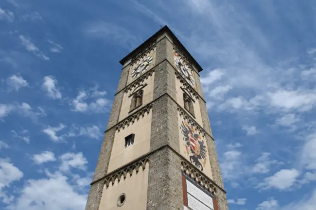Stadtturm und Stadtplatz von Enns. Klicke hier um auf die Seite Veranstaltungen in Enns zu wechseln