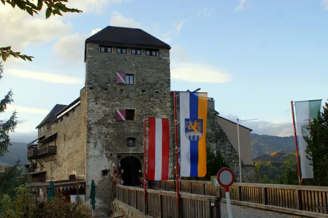 Burg Oberkapfenberg. Klicke hier um auf die Seite Veranstaltungen in Kapfenberg zu wechseln