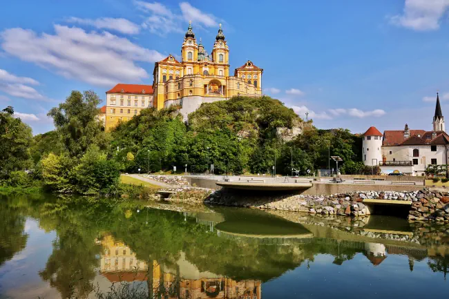 Stift Melk an einem sonnigem Tag. Klicke hier um auf die Seite Veranstaltungen in Melk zu wechseln