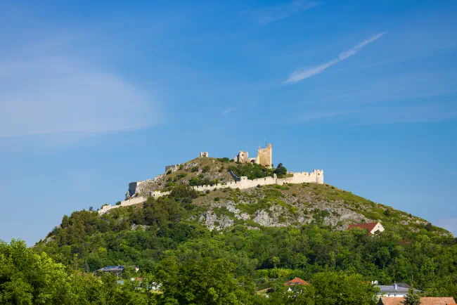 Staatz Ruine im Weinviertel, Niederösterreich, Österreich. Klicke hier um auf die Seite Veranstaltungen in Mistelbach zu wechseln