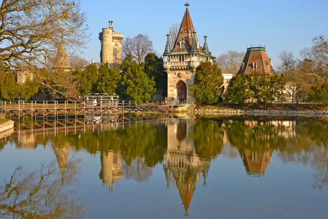 Schloss Laxenburg im Herbst. Klicke hier um auf die Seite Veranstaltungen in Mödling zu wechseln