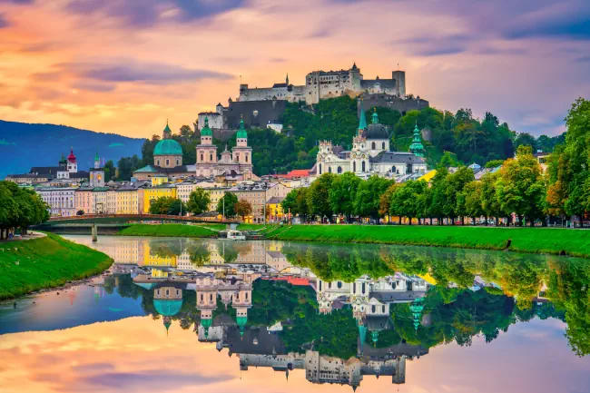 Salzburger Sonnenaufgang Skyline mit Festung Hohensalzburg und Reflexion. Österreich