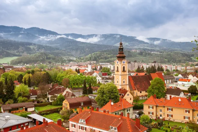 Sankt Jakob Kirche bei Leoben mit Wolken am Himmel.