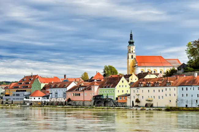 Stadtbild der österreichischen Stadt Schärding am Inn