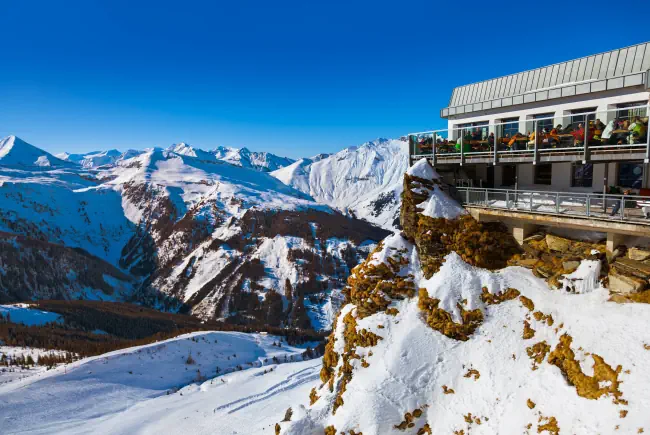 Café im Skigebiet Bad Gastein Österreich - Natur- und Sporthintergrund