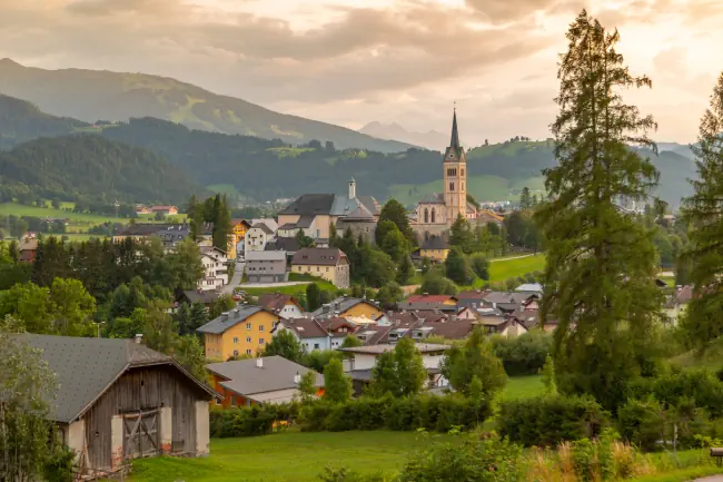 Sicht auf Radstadt in Salzburg. Sonnenuntergang mit sicht auf die schöne Kirche.