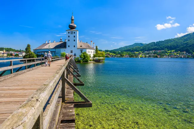 Traunsee Schloss mit Holzbrücke in Gmunden.