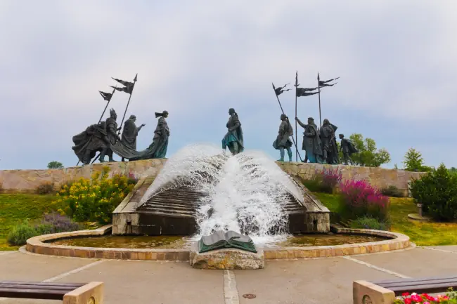 Der Nibelungen-Brunnen in Tulln Österreich - architektonischer Hintergrund. Klicke hier um auf die Seite Veranstaltungen in Tulln an der Donau zu wechseln