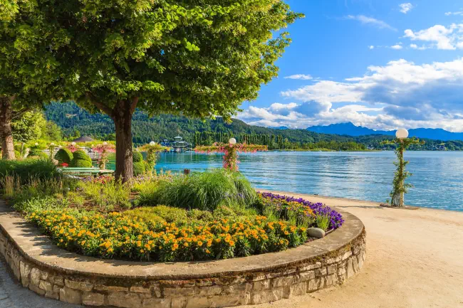 Promenade entlang des Wörthersees an einem sonnigen Tag. Velden, Österreich.
