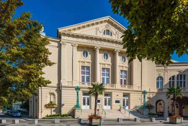 Vorderansicht vom denkmalgeschützen Stadttheater in Baden