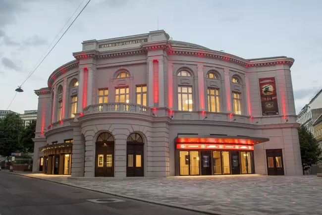Vorderansicht des Raimund Theaters in Wien mit schöner Außenbeleuchtung.