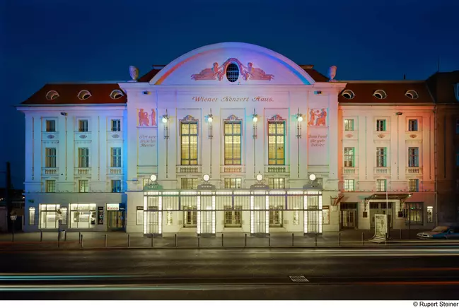 Das Wiener Konzerthaus bei Nacht, in leuchtenden Regenbogenfarben angestrahlt