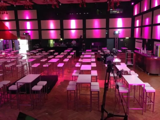 Gala im Simm City mit pinkem Licht.