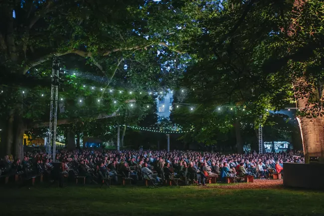 Theater im Park Bühne mit vielen Besuchern