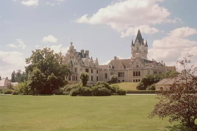Wunderschöne Ansicht auf das Schloss Grafenegg im sommerlichen Wetter