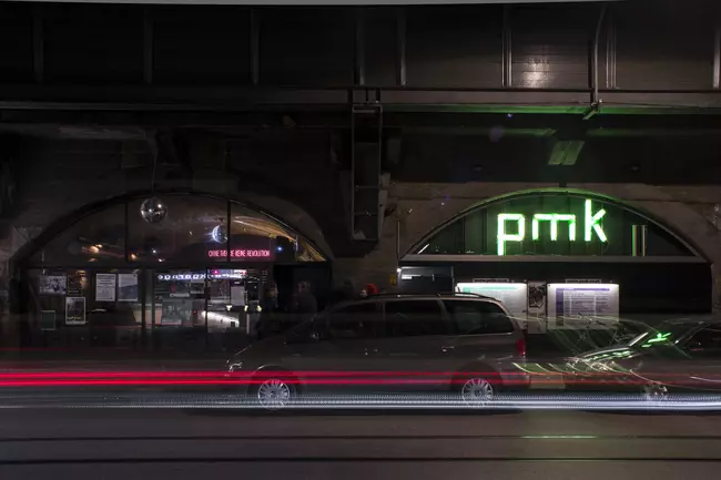 p.m.k in der Nacht von außen fotografiert