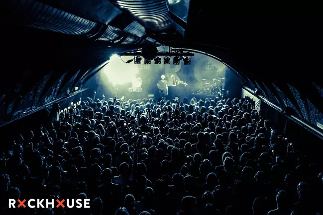 Bühne von Rockhouse Salzburg mit Band und Menschenmenge