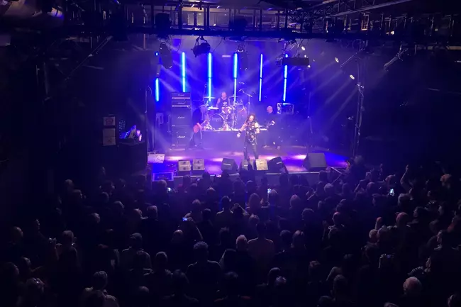 Konzert in der Szene Wien mit vielen Besuchern